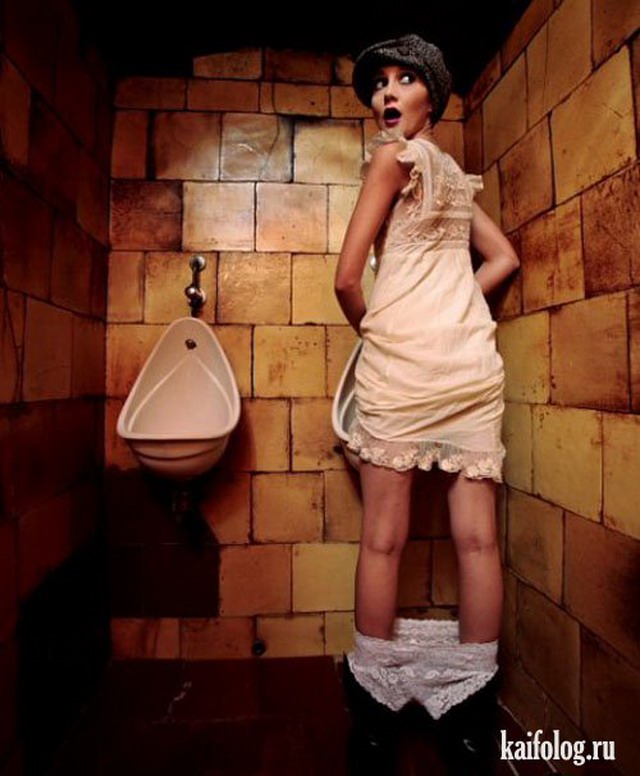 Эротичная девочка в туалете
