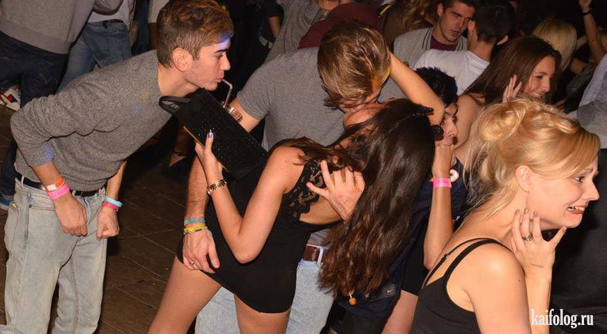 Пьяные пошлячки устроили секс танцы в клубе