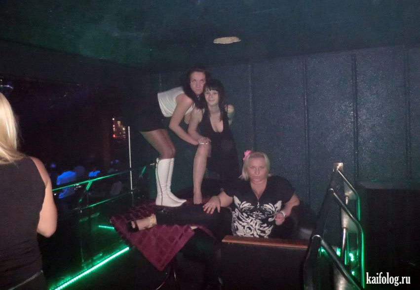 Пьяные девки отрываются в клубе