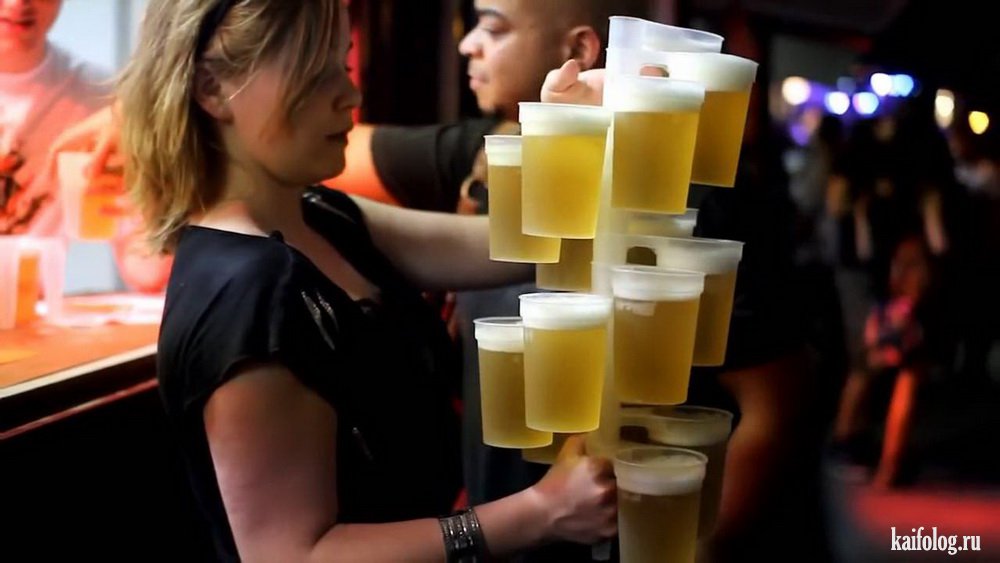 На фото голая официантка подаёт пиво в клубе