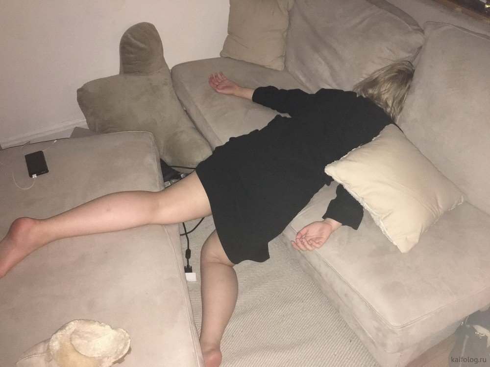 Выпившая блондиночка начала светить мандой на диване