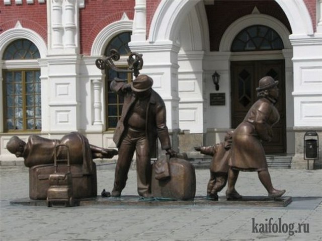 Чисто русские статуи и памятники (45 фото)