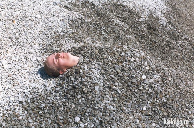 Закопанные в песке (35 фото)