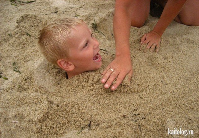 Закопанные в песке (35 фото)