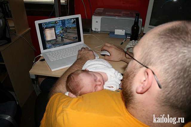 Папа играет в страшные. Папа и ребенок за компьютером. Компьютер для детей. Ребенок геймер. Папа с ребенком за компом.