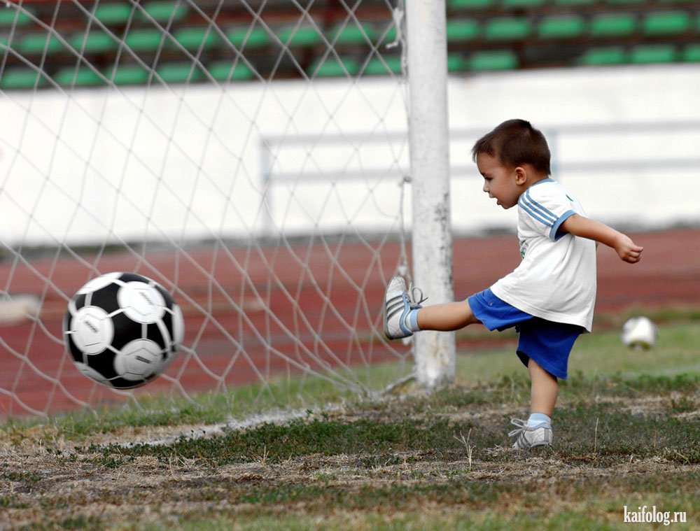 Футбольная школа мяч. Мальчик с футбольным мячом. Детский футбол. Футбол дети. Дети футболисты.