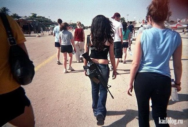 Девушки и оружие (45 фото)