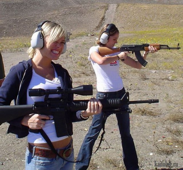 Девушки и оружие (45 фото)