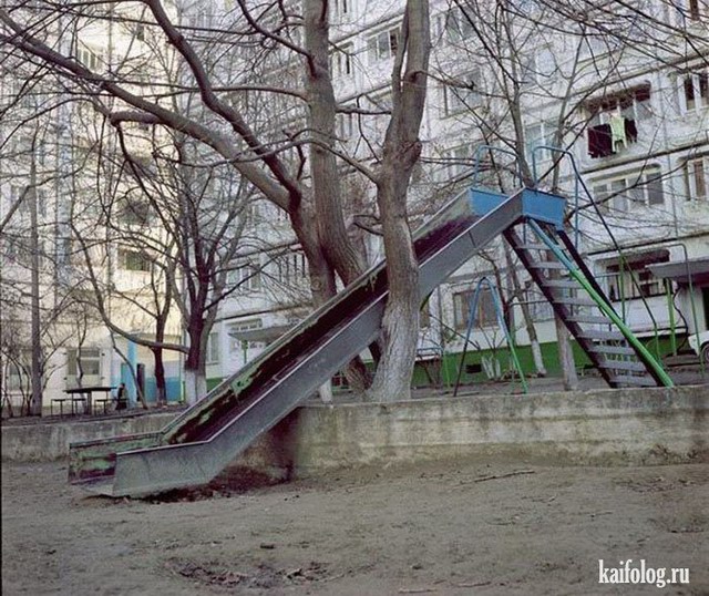 Суровые детские площадки (45 фото)