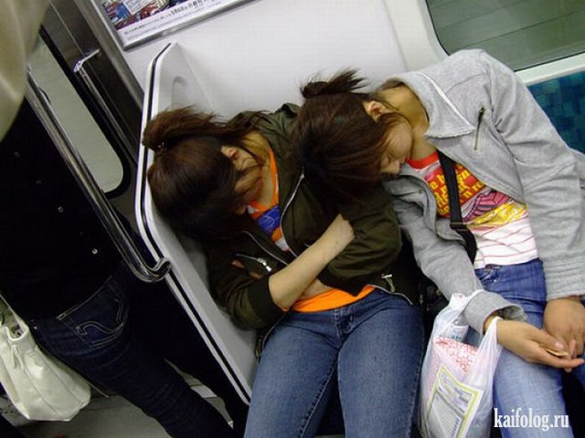 Девушки в общественном транспорте (45 фото)