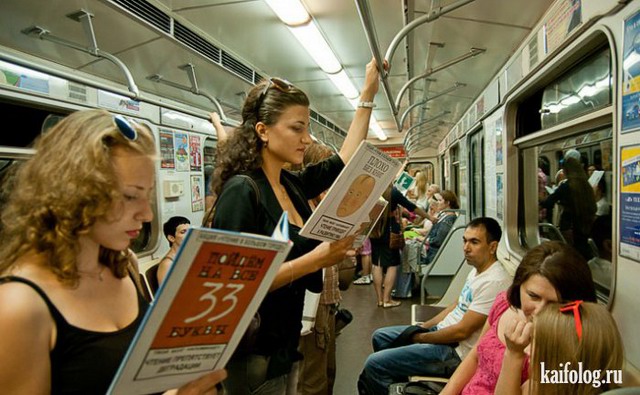 Девушки в общественном транспорте (45 фото)