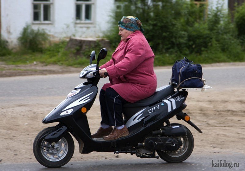 Как ездить на скутере. Лучшие скутеры. Скутер для пенсионеров. Женщина на скутере. Мопед женский.