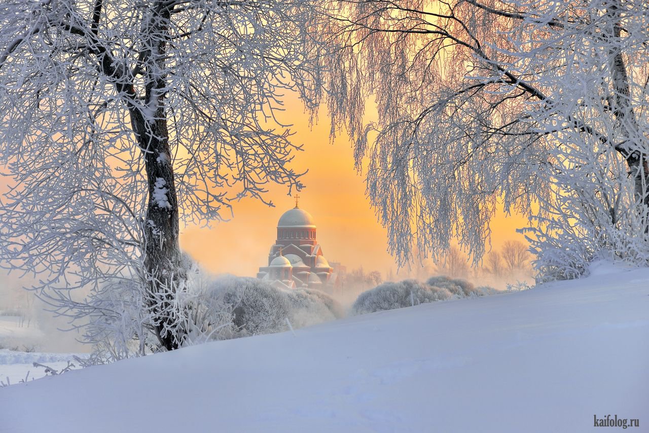 Зимний пейзаж с храмом