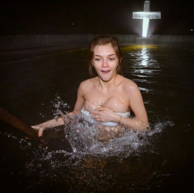 Девушки на крещенских купаниях (55 фото)