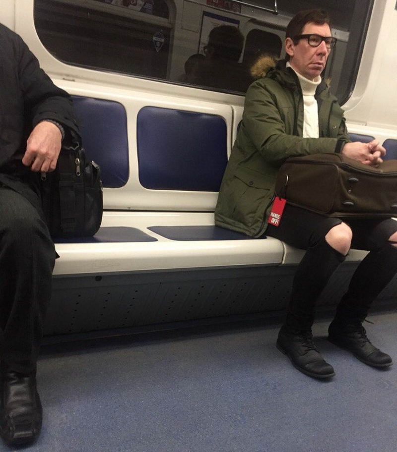 Чел в метро. Люди в метро. Обычные люди в метро. Человек сидит в метро. Огромный человек в метро.
