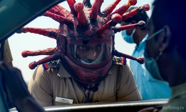 Полиция Индии во время эпидемии коронавируса (25 фото)