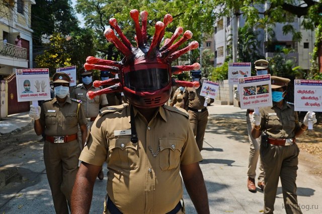 Полиция Индии во время эпидемии коронавируса (25 фото)